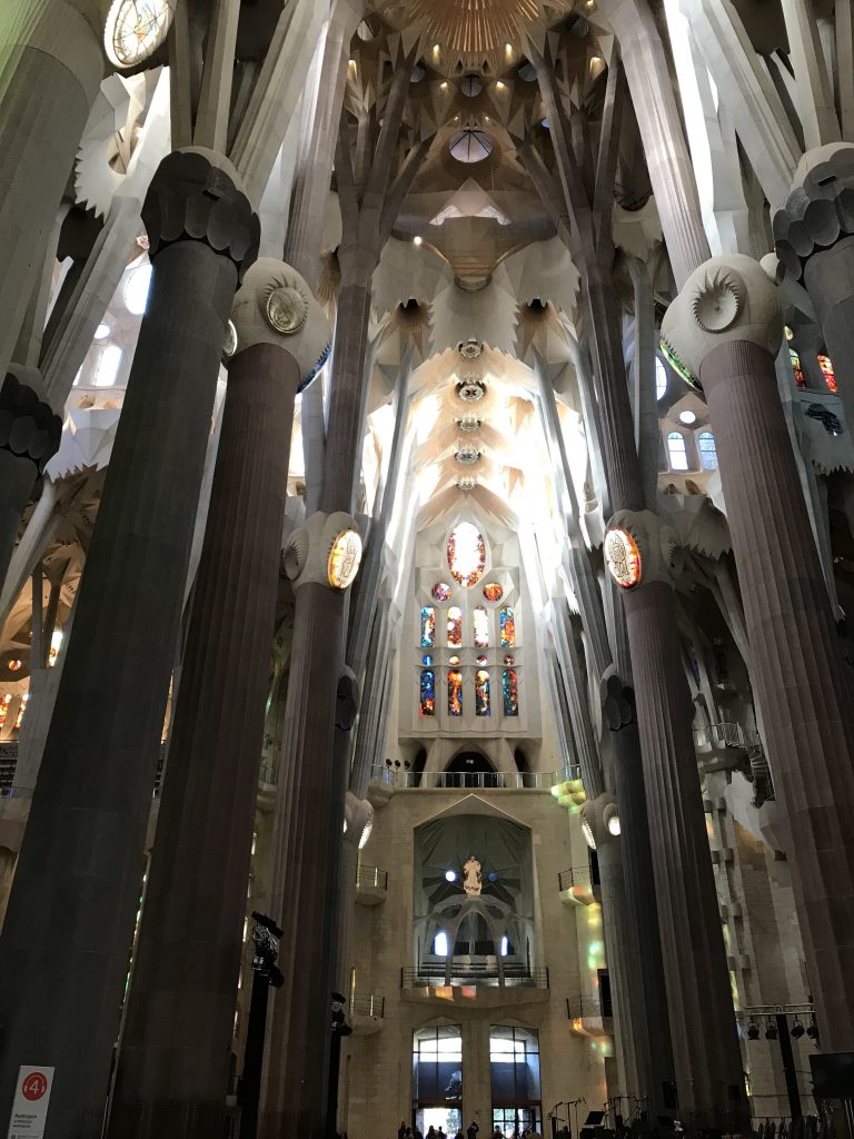 Barcelona, Innenansicht der unvollendeten Kirche La Sagrada Familia