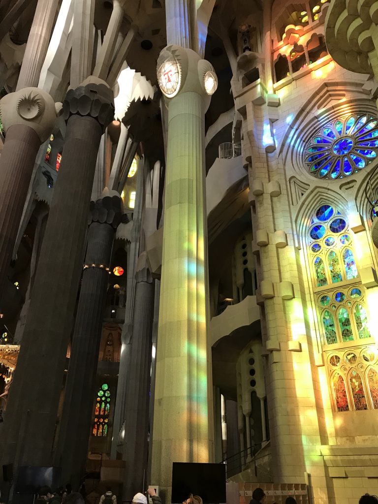 Barcelona, Frontansicht der unvollendeten Kirche La Sagrada Familia mit den besonderen Buntglas-Fenstern