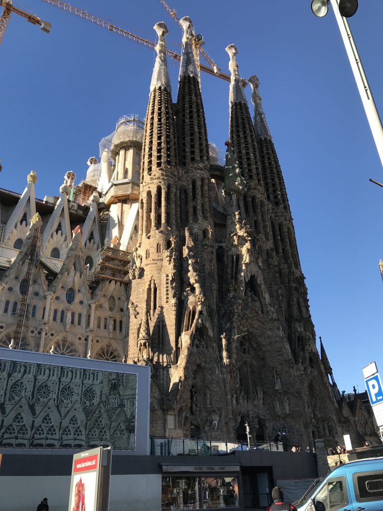 Barcelona, Frontansicht der unvollendeten Kirche La Sagrada Familia