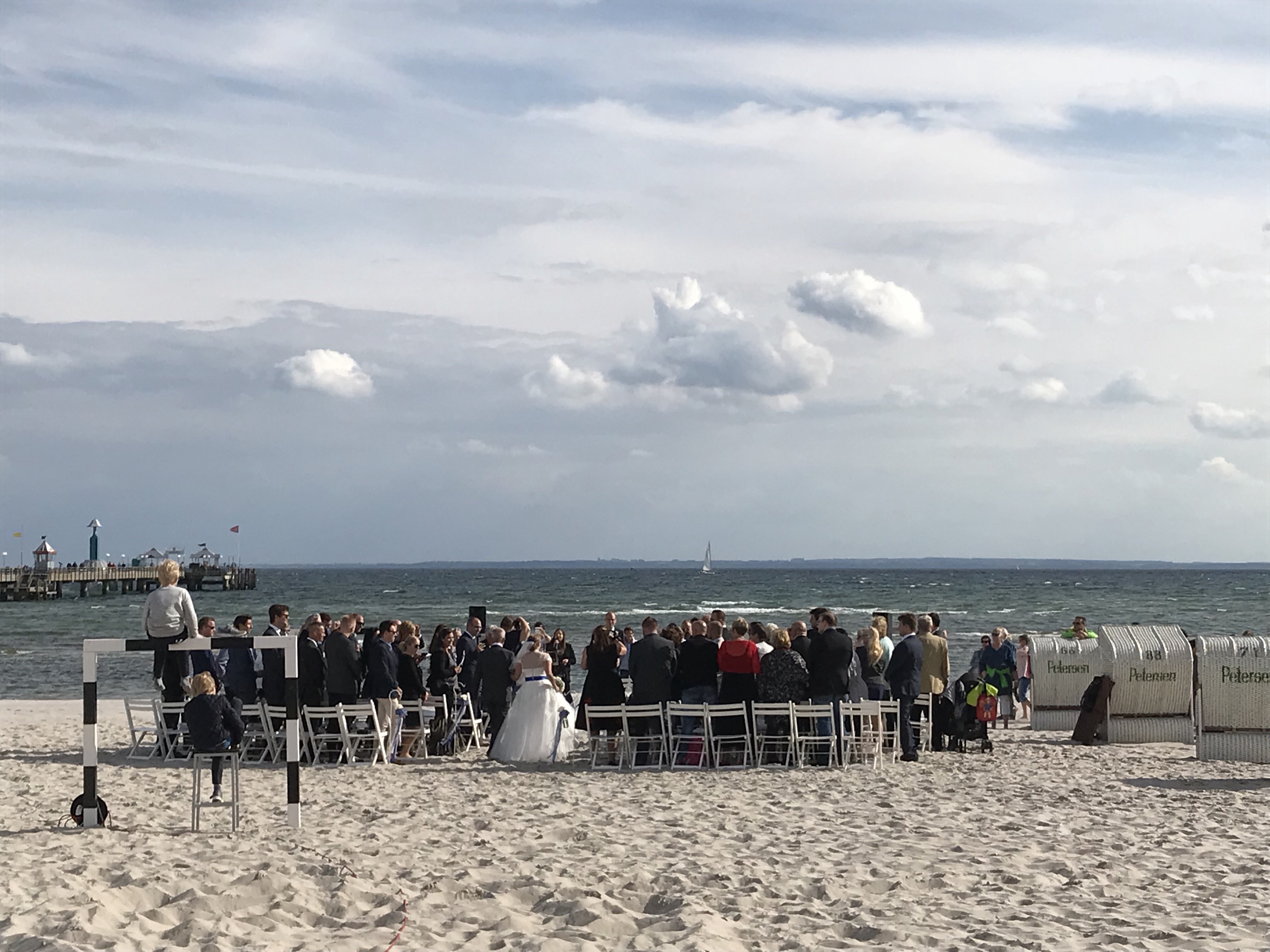 Hochzeit am Strand in Grömitz, die Braut ist barfuß